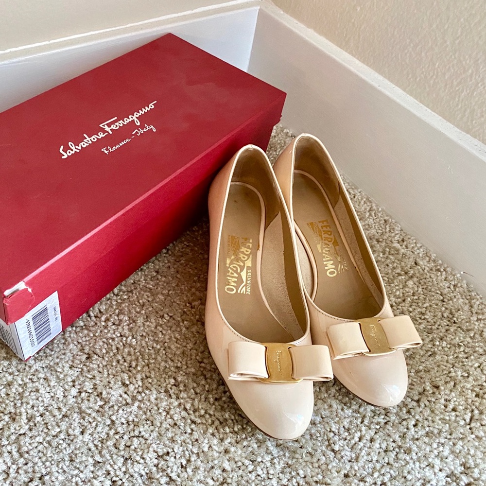 Salvatore Ferragamo Vara 1 Patent Bow Pump Nude